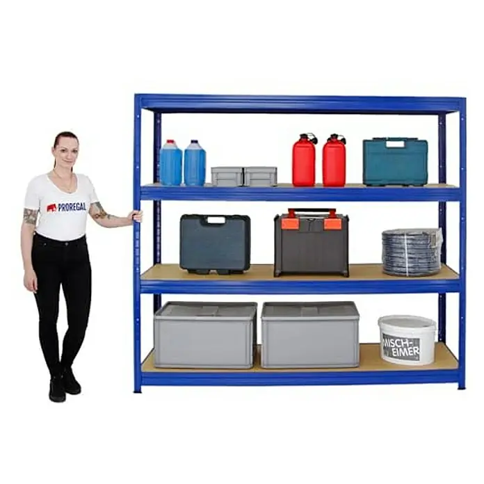 Proregal Schwerlastregal Mega Deal DINO - Traglast pro Boden: 600 kg, Anzahl Böden: 4 Stk., Stecken, Blau - Regal mit drei Ablagen und verschiedenen Behältern und Werkzeugkästen. Eine Frau steht daneben.