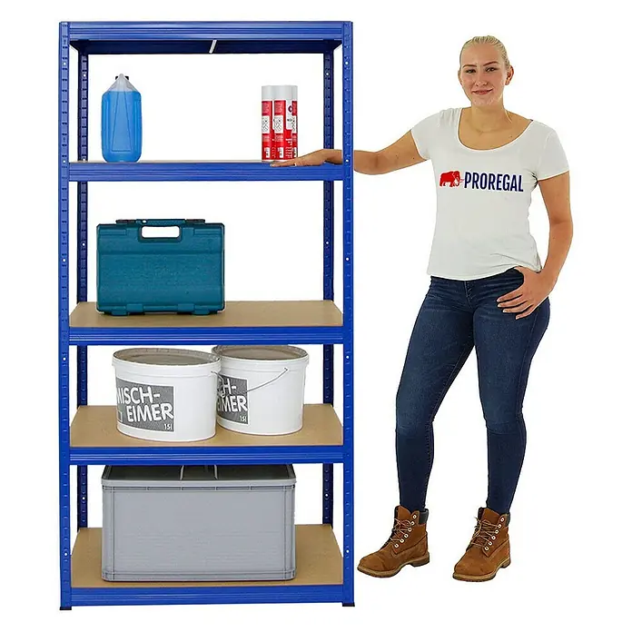 Proregal Schwerlastregal Slim Elephant M - H x B x T: 180 x 90 x 60 cm, Traglast pro Boden: 350 kg, Anzahl Böden: 5 Stk., Stecken, Blau - Ein blaues Schwerlastregal mit fünf Ablagen, beladen mit verschiedenen Gegenständen, neben einer Frau.