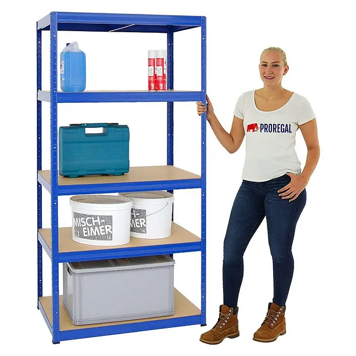 Proregal Schwerlastregal Slim Elephant M - H x B x T: 180 x 90 x 60 cm, Traglast pro Boden: 350 kg, Anzahl Böden: 5 Stk., Stecken, Blau - Das Bild zeigt ein blaues Schwerlastregal mit fünf Ebenen und verschiedenen Gegenständen, daneben steht eine Frau.