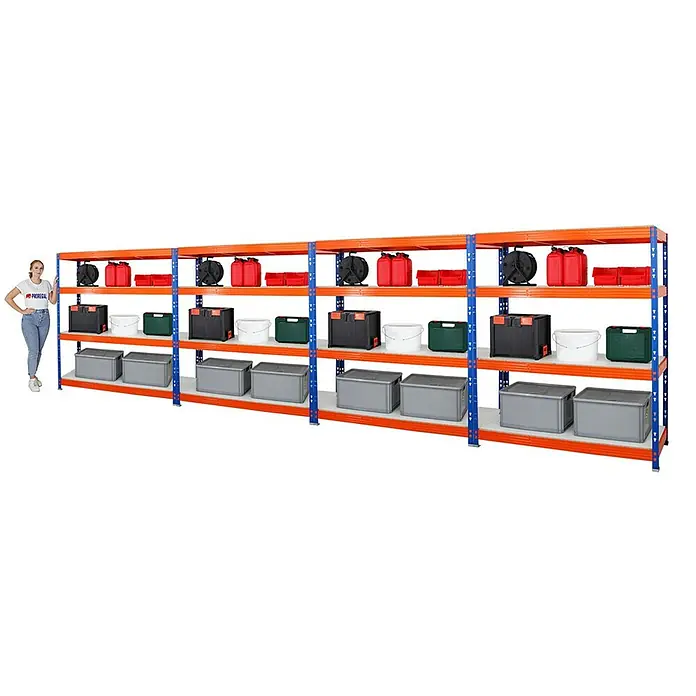 Proregal Schwerlastregal Mega Deal Profi RHINO - Traglast pro Boden: 500 kg, Anzahl Böden: 4 Stk., Stecken, Blau-Orange - Das Bild zeigt ein langes, oranges Lagerregal mit vier Regalböden, die mit verschiedenen Gegenständen gefüllt sind, wie Behältern und Kanistern.
