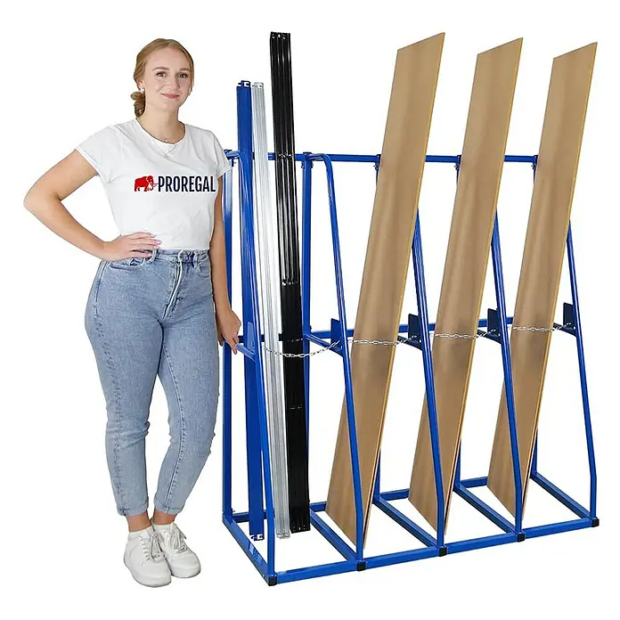 Proregal Kragarmregal Vertikalregal RHINO - H x B x T: 150 x 135 x 60 cm, Schrauben, Blau - Die Abbildung zeigt ein Lagerregal für Plattenmaterial, das in einer Werkstatt oder einem Lager verwendet werden kann. Es bietet eine praktische Aufbewahrungslösung.