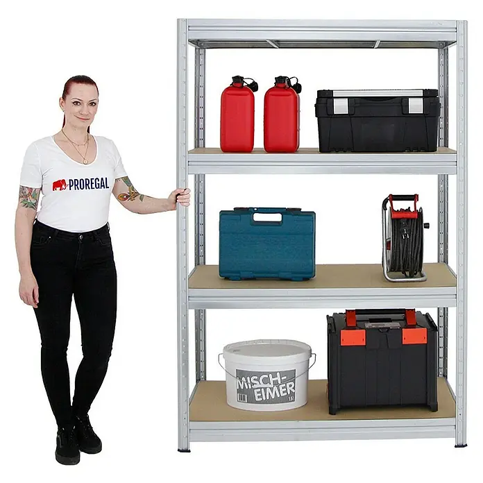 Proregal Schwerlastregal Mega Deal DINO - H x B x T: 180 x 120 x 60 cm, Traglast pro Boden: 600 kg, Anzahl Böden: 4 Stk., Stecken, Verzinkt - Das Bild zeigt ein silbernes Schwerlastregal mit vier Regalböden, beladen mit Werkzeugen, Kanistern und Farbeimern. Eine Frau steht daneben.
