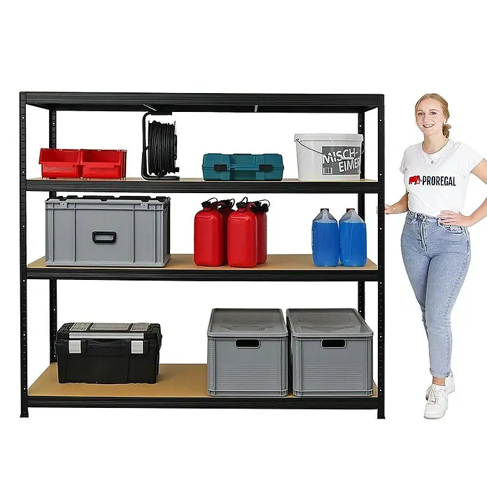 Proregal Schwerlastregal Mega Deal Giant Elephant - Traglast pro Boden: 200 kg, Anzahl Böden: 4 Stk., Stecken, Schwarz - Produktfoto von einem Regal mit vier Ebenen, voll mit verschiedenen Aufbewahrungsbehältern und einem Kabelaufroller, daneben steht eine Frau.