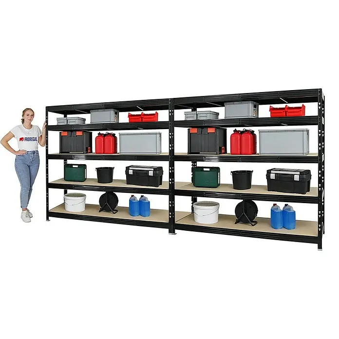Proregal Schwerlastregal Mega Deal Profi RHINO - Traglast pro Boden: 500 kg, Anzahl Böden: 5 Stk., Stecken, Schwarz - Schwarzes Metallregalsystem mit vier Ebenen, beladen mit verschiedenen Aufbewahrungsbehältern in einer Garage.