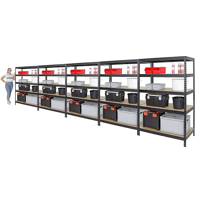 Proregal Schwerlastregal Mega Deal Rivet - Traglast pro Boden: 250 kg, Anzahl Böden: 5 Stk., Stecken, Schwarz - Ein langer, stabiler Lagerregal aus Metall, der mit verschiedenen Behältern und Kisten gefüllt ist. Ideal für Garage, Werkstatt oder Lagerraum.