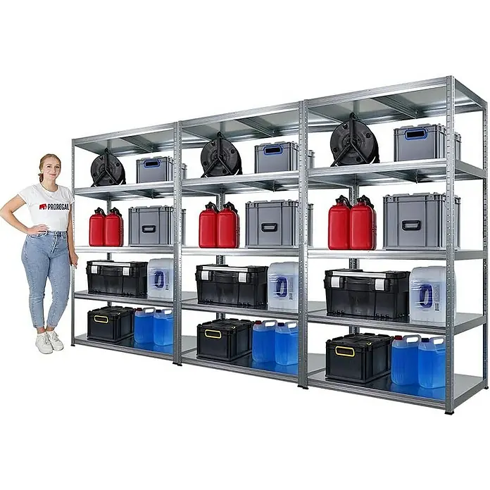 Proregal Metallregal Mega Deal Steel Eagle - Traglast pro Boden: 130 kg, Anzahl Böden: 5 Stk., Stecken, Verzinkt - Regal mit vier Ebenen, gefüllt mit Kisten, Kanistern und Kabeltrommeln, präsentiert Stauraumlösungen für Ordnung und Organisation.
