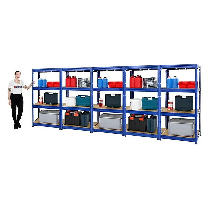 Proregal Schwerlastregal Mega Deal DINO - H x B x T: 180 x 90 x 60 cm, Traglast pro Boden: 600 kg, Anzahl Böden: 4 Stk., Stecken, Blau - Ein blaues Metallregal mit drei Ebenen, gefüllt mit verschiedenen Lagerbehältern, Kanistern und Werkzeugkisten, neben einer Frau stehend.