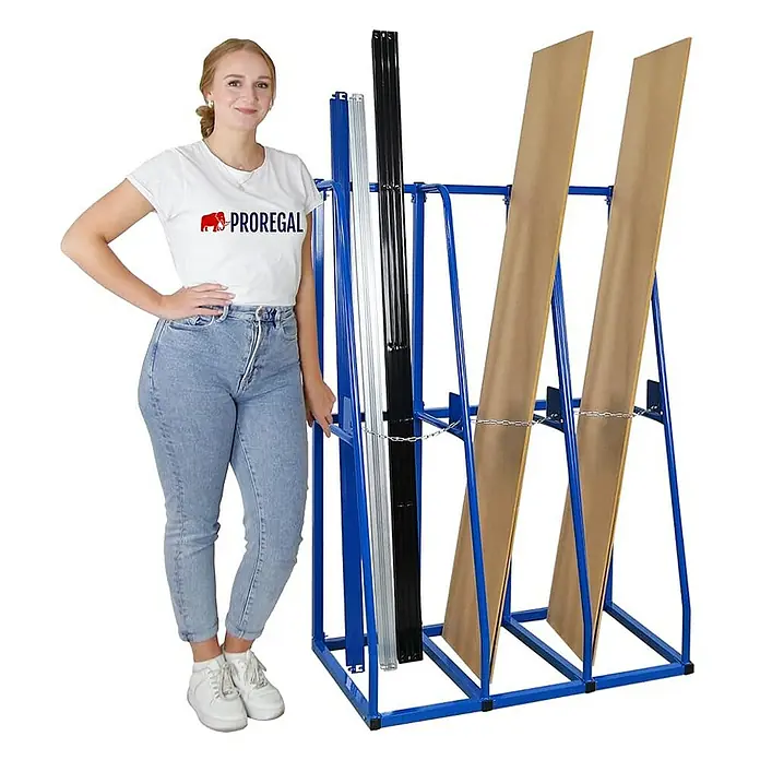 Proregal Kragarmregal Vertikalregal RHINO - H x B x T: 150 x 102 x 60 cm, Schrauben, Blau - Ein blaues Plattenregal mit verschiedenen Platten und einer Frau. Das Regal ist stabil und bietet viel Stauraum für Plattenmaterial.