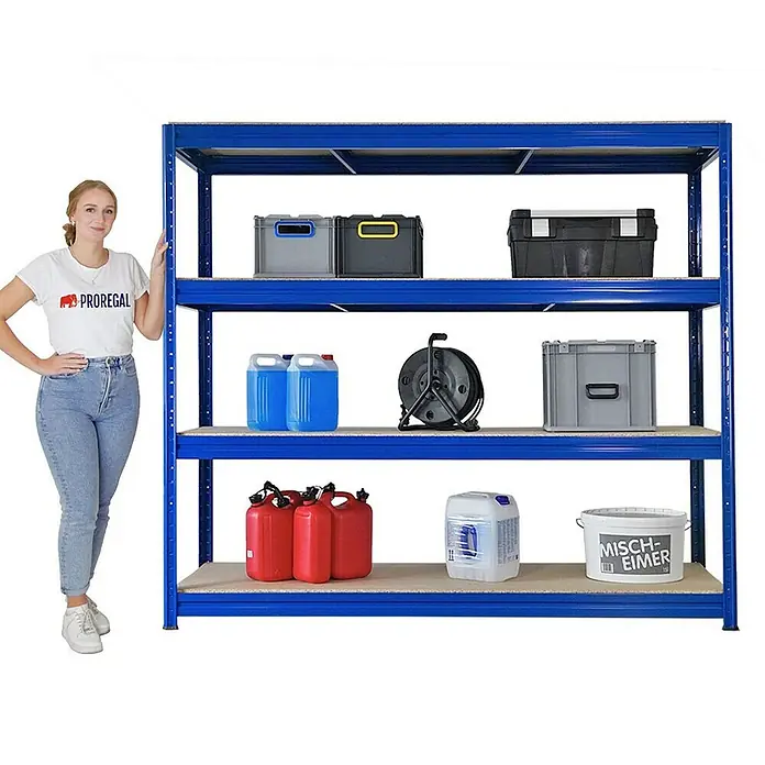 Proregal Schwerlastregal Mega Deal DINO - Traglast pro Boden: 500 kg, Anzahl Böden: 4 Stk., Stecken, Blau - Das Bild zeigt ein blaues Metallregal mit vier Ebenen, gefüllt mit verschiedenen Behältern und Werkzeugen, neben einer Frau zur Größenanzeige.