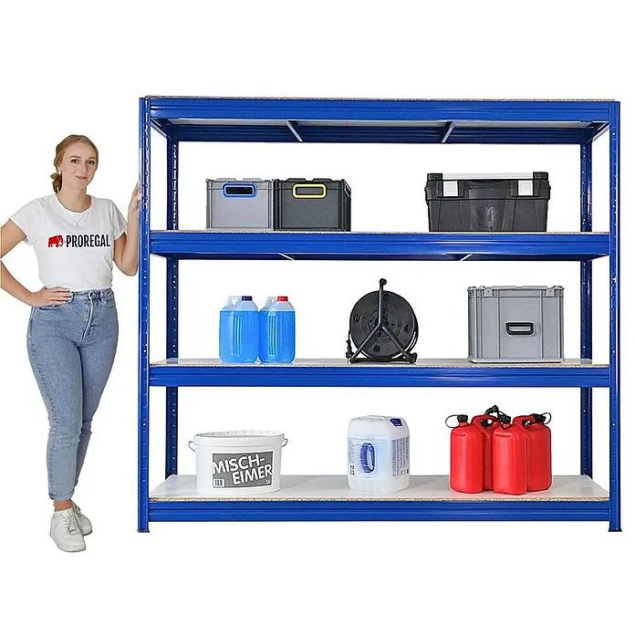 Proregal Schwerlastregal Mega Deal DINO - Traglast pro Boden: 500 kg, Anzahl Böden: 4 Stk., Stecken, Blau - Regal mit vier Ablagen, beladen mit verschiedenen Behältern und Boxen, daneben eine Frau zur Größenorientierung.