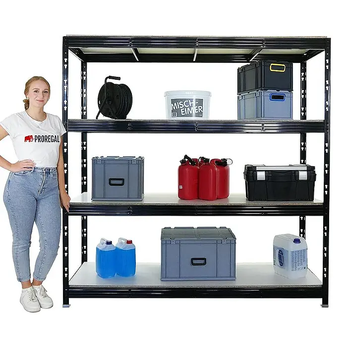 Proregal Schwerlastregal Mega Deal Profi RHINO - Traglast pro Boden: 500 kg, Anzahl Böden: 4 Stk., Stecken, Schwarz - Schwarzes Schwerlastregal mit vier Regalböden, beladen mit Werkzeugen und Behältern, daneben eine Frau als Größenvergleich.