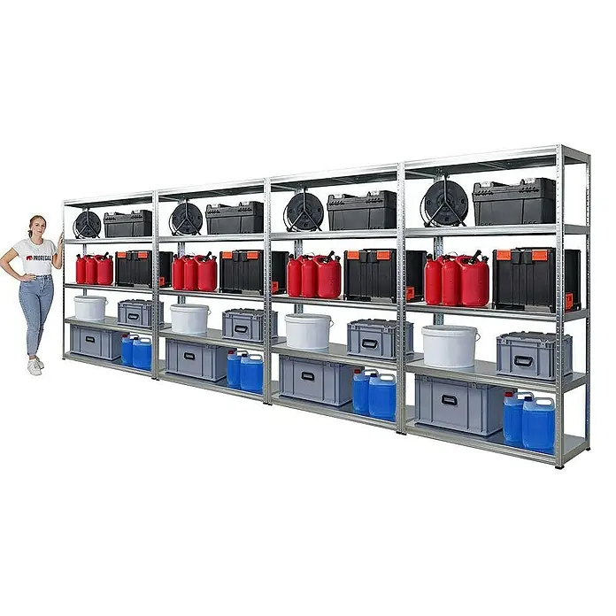 Proregal Metallregal Mega Deal Steel Eagle - Traglast pro Boden: 130 kg, Anzahl Böden: 5 Stk., Stecken, Verzinkt - Ein großes Schwerlastregal mit fünf Fächern, beladen mit verschiedenen Gegenständen wie Kanistern und Boxen, daneben eine Frau zur Größenorientierung.