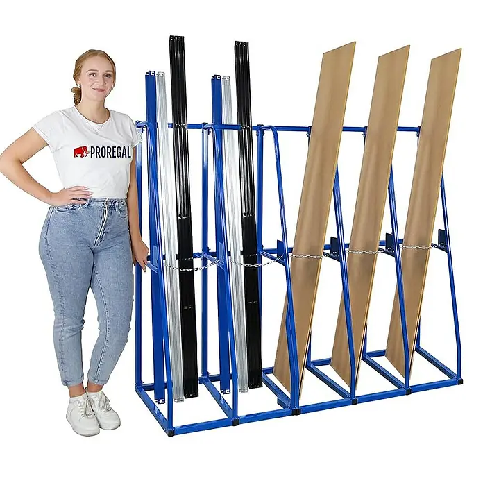 Proregal Kragarmregal Vertikalregal RHINO - H x B x T: 150 x 168 x 60 cm, Schrauben, Blau - Das Bild zeigt ein blaues Plattenregal mit schwarzen, silbernen und braunen Platten, neben dem eine Frau steht.