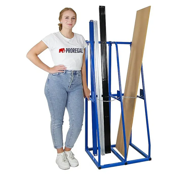 Proregal Kragarmregal Vertikalregal RHINO - H x B x T: 150 x 69 x 60 cm, Schrauben, Blau - Regal mit Rohren und Platte, daneben eine Frau. Das blaue Regal hat Fächer für verschiedene Materialien.