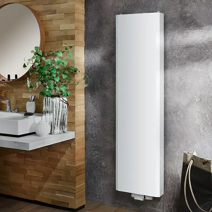 Planheizkörper - B x H: 600 x 2.000 mm, Wärmeleistung bei Vorlauftemperatur von 75 °C (D: 50): 2.220 W, Typ Heizkörper: 22 - Elegantes Badezimmer mit einem schlanken, weißen Heizkörper an einer grauen Wand, der Wärme und Stil vereint.
