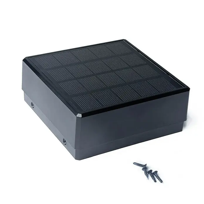 Home Deluxe Zaunabschlussleiste CALLUX inkl. LED Beleuchtung 1er Set -  - Das Bild zeigt ein Solarpanel mit einem schwarzen Gehäuse und einigen Schrauben, die daneben liegen.