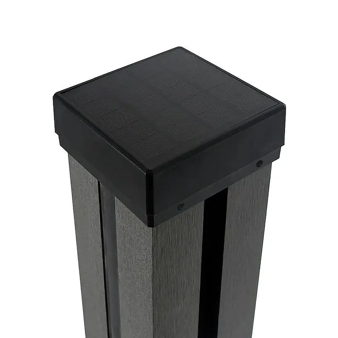 Home Deluxe Zaunabschlussleiste CALLUX inkl. LED Beleuchtung 6er Set -  - Das Bild zeigt einen dekorativen, grauen Zaunpfosten mit einer schwarzen Solarabdeckung, ideal für die stilvolle und umweltfreundliche Gartengestaltung.