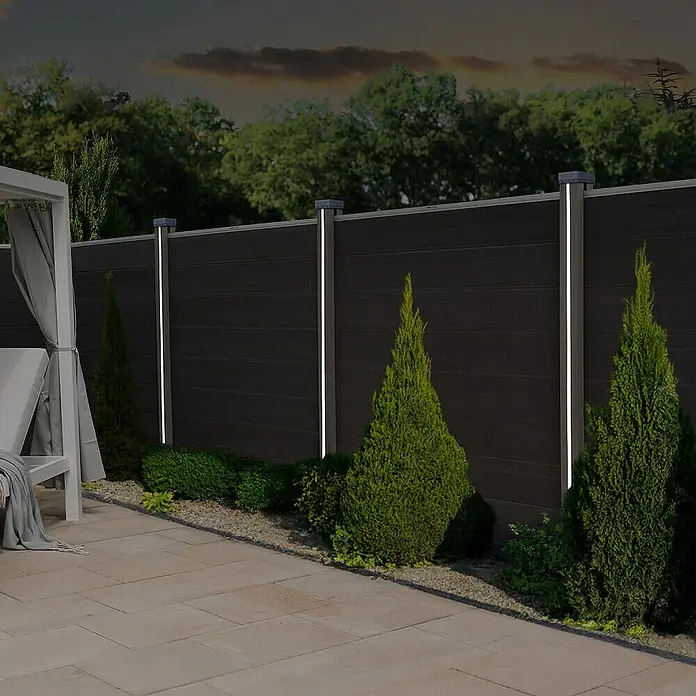Home Deluxe Zaunabschlussleiste CALLUX inkl. LED Beleuchtung 3er Set -  - Eine moderne Gartenansicht mit eleganten Zaunpfostenleuchten, die eine stimmungsvolle Atmosphäre schaffen.
