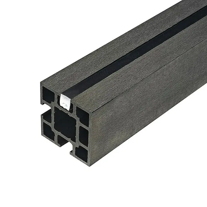 Home Deluxe Zaunabschlussleiste DINA -  - Detaillierte Aufnahme eines grauen Terrassendielenprofils mit Hohlkammern und einer dunklen Einlage, ideal für moderne Außengestaltungen.