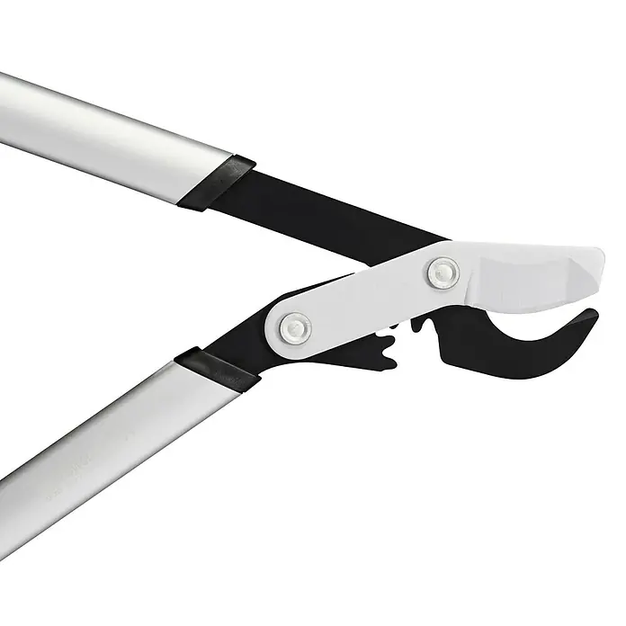 Fiskars Getriebe-Astschere PowerGearX LX98-L - Max. Aststärke: 50 mm, 80 cm - Nahaufnahme einer Astschere mit Teleskopstiel, ideal zum Beschneiden von Bäumen. Silberne und schwarze Farbtöne dominieren.