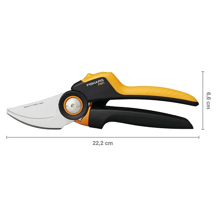 Fiskars X-series Gartenschere P961 - Bypass, Max. Aststärke: 26 mm - Nahaufnahme einer gelb-schwarzen Fiskars P961 Gartenschere, die auf einer grauen Oberfläche liegt. Die Klinge ist silbern und scharf.