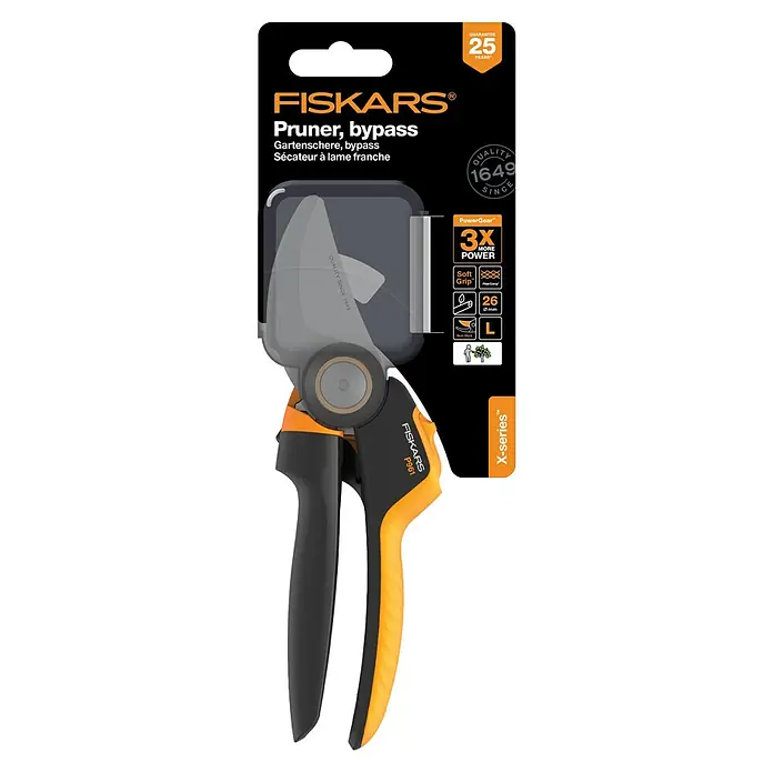 Fiskars X-series Gartenschere P961 - Bypass, Max. Aststärke: 26 mm - Abgebildet ist eine Fiskars Bypass-Gartenschere P961 der X-Serie mit einer Garantie von 25 Jahren und Softgrip für komfortables Schneiden.