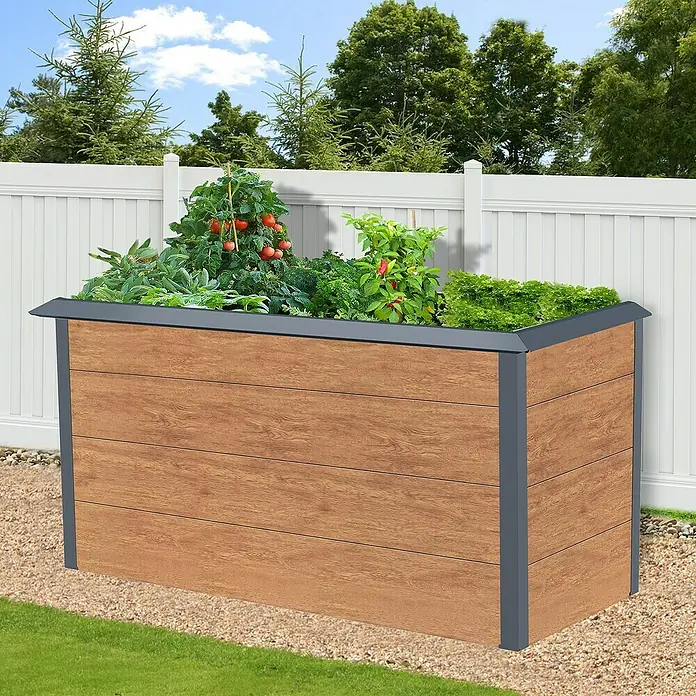 Gardol Hochbeet in Holzoptik - 150 x 70 x 76 cm, Stahl, Braun - Das Bild zeigt ein rechteckiges Hochbeet aus Holz mit grauem Rahmen, bepflanzt mit Tomaten und Gemüse, vor einem weißen Zaun.