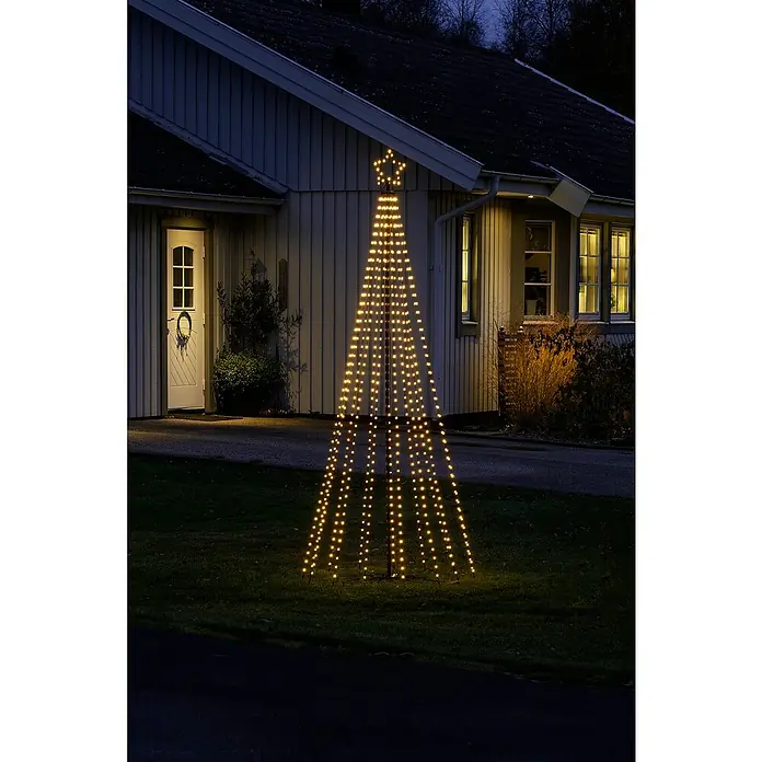 Konstsmide LED-Weihnachtsleuchte Tannenbaum - Höhe: 240 cm, Anzahl Leuchtmittel: 665 Stk. - Weihnachtliche Beleuchtung in Form eines stilisierten Tannenbaums mit warmweißen Lichtern im Vorgarten eines Hauses.
