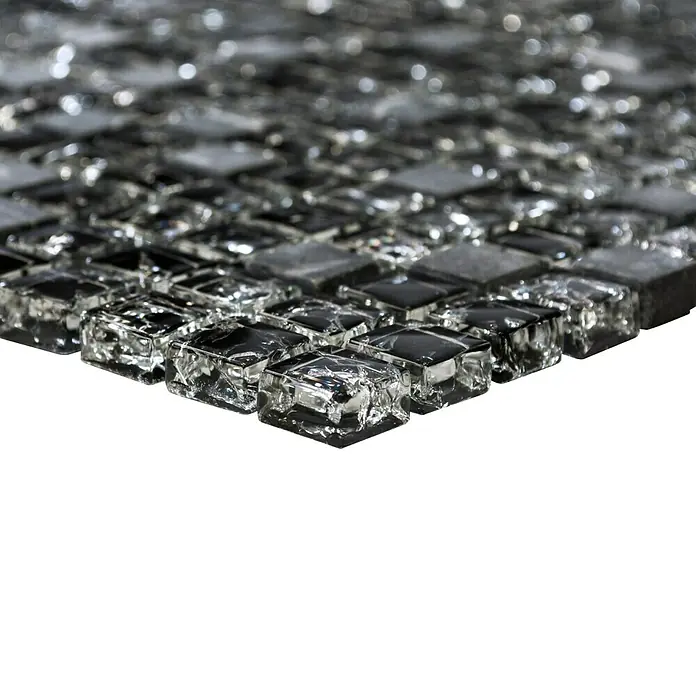Mosaikfliese Quadrat Crystal Mix XIC 1028 - 30,5 x 30,5 cm, Schwarz, Glänzend - Nahaufnahme der grauen Glasmosaikfliesen, die ein schimmerndes und modernes Design für die Wand- und Bodengestaltung bieten.