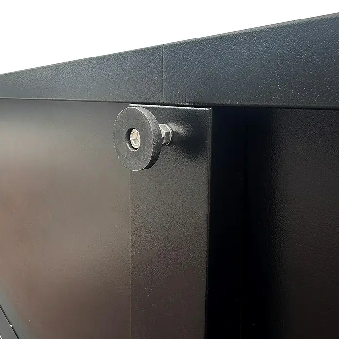 Hochbeet mit Staufächern - 150 x 76 x 78 cm, Stahl, Anthrazit - Detailansicht eines schwarzen Metallschranks mit einem runden Verschluss. Der Fokus liegt auf der robusten Bauweise und dem minimalistischen Design.