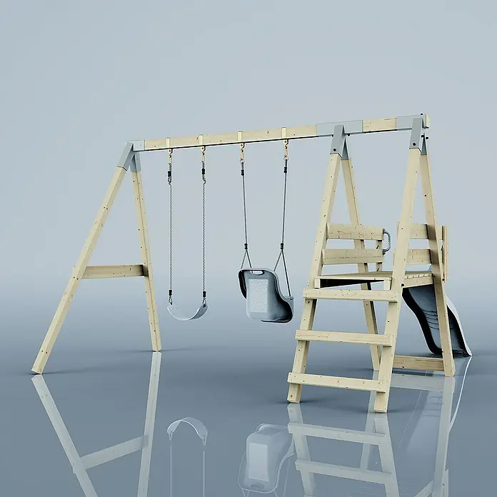 OutdoorToys Schaukel Schaukel Pfau - B x L: 291 x 331 cm, Holz - Eine hölzerne Kinderschaukel mit zwei Schaukeln und einer Rutsche. Das Spielgerät steht auf einer glatten, reflektierenden Oberfläche.