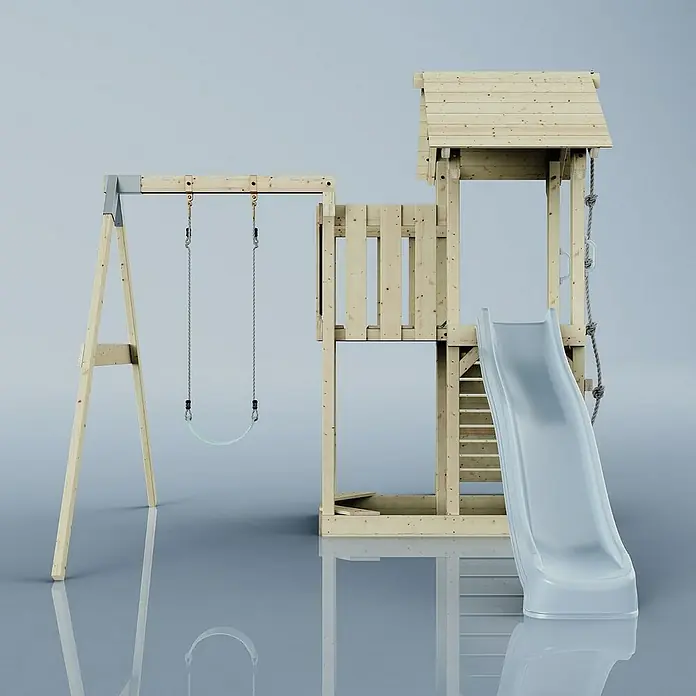 OutdoorToys Kinderspielturm Bergen - L x B x H: 283 x 357 x 273 cm, Blau - Detailaufnahme eines Holzspielplatzes mit Schaukel, Turm, Rutsche und Kletterseil auf reflektierendem Untergrund.