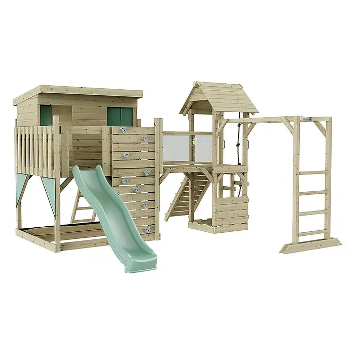 OutdoorToys Kinderspielturm Polarplay Isak - L x B x H: 444 x 406 x 274 cm, Grün - Das Bild zeigt einen hölzernen Kinderspielplatz mit Rutsche, Kletterwand, Leiter und Spielhaus. Ideal für den Garten!