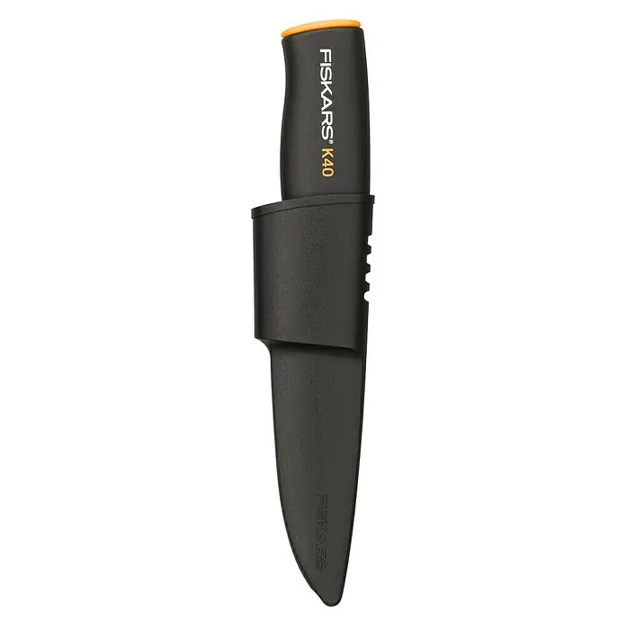 Fiskars Universalmesser K 40 - Klingenlänge: 10 cm - Das Bild zeigt ein Fiskars K40 Messer mit orangefarbenem Griff und schwarzer Scheide vor einem weißen Hintergrund.