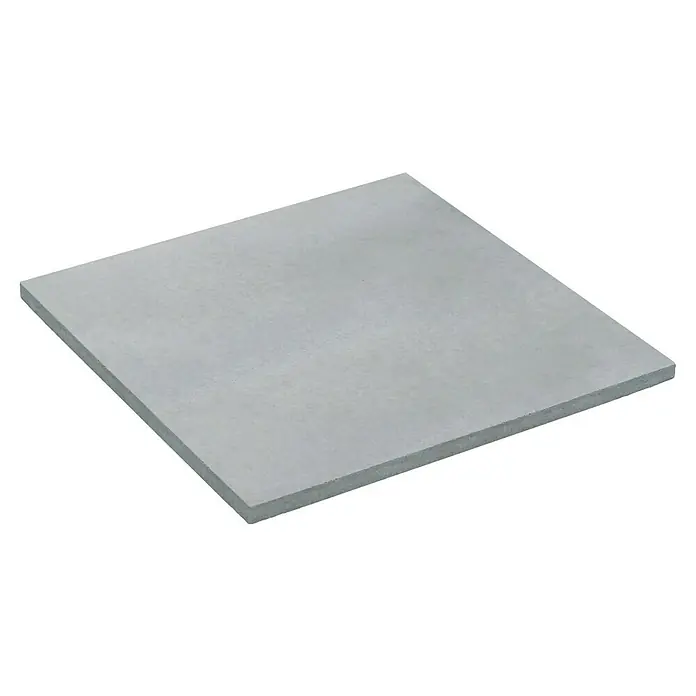 Diephaus Terrassenplatte Edison - 100 x 100 x 4 cm, Grau, Beton - Nahaufnahme einer einzelnen, quadratischen Aluminiumverbundplatte mit einer glatten, grauen Oberfläche auf schwarzem Hintergrund.