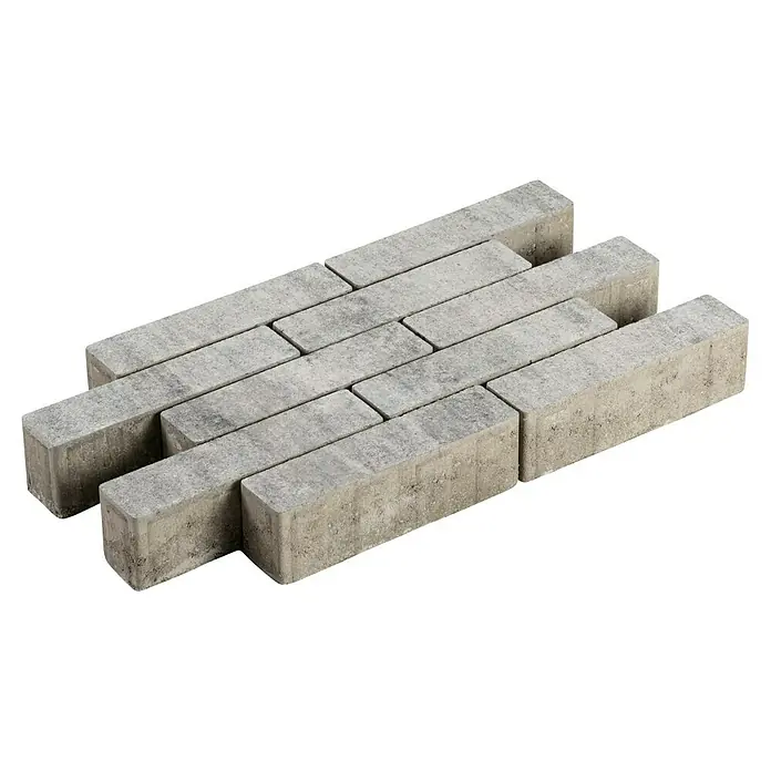 Diephaus Pflasterstein Lorain - Weiß/Schwarz, 24 x 6 x 7 cm, Rechteckig - Nahaufnahme von grauen Pflastersteinen im Fischgrätenmuster, ideal für Gartenwege oder Terrassen. Robustes Material für langlebige Außenbereiche.
