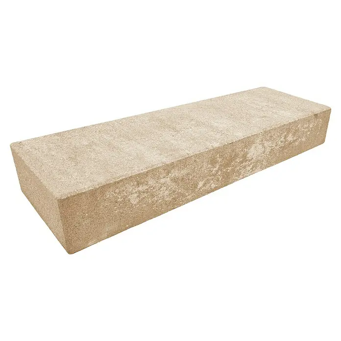 Diephaus Blockstufe Niles - 100 x 35 x 15 cm, Sandstein, Beton - Nahaufnahme eines einzelnen, beigefarbenen Pflastersteins mit strukturierter Oberfläche vor schwarzem Hintergrund.