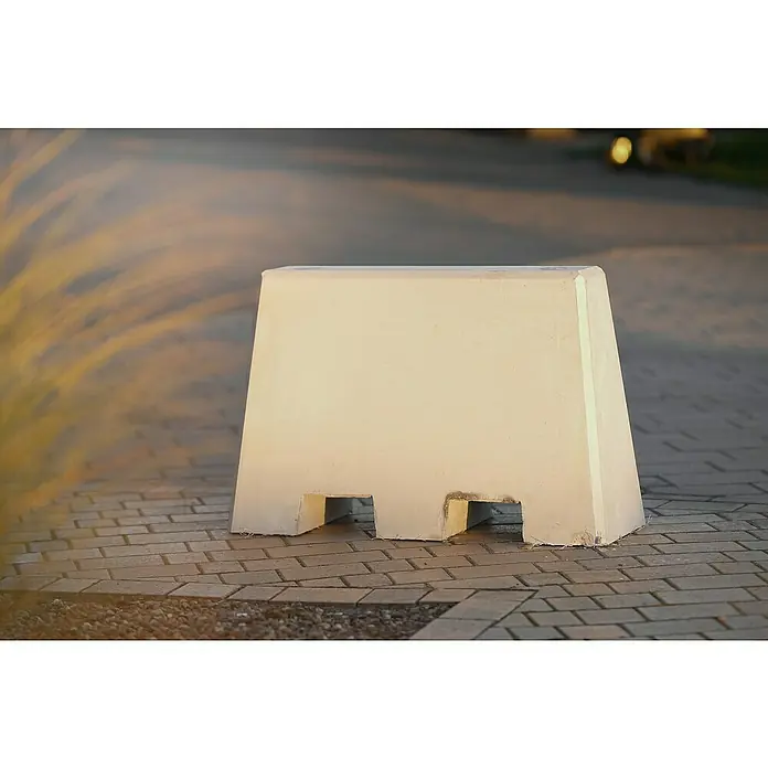 Diephaus Poller Trapez - L x B x H: 100 x 38 x 65 cm, Grau, Beton - Nahaufnahme eines trapezförmigen Betonpollers auf einem Bürgersteig, der Schutz und Sicherheit im städtischen Raum bietet.