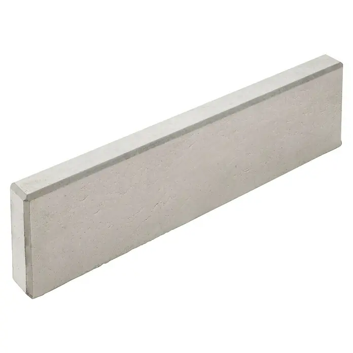 Diephaus Tiefbordstein - 100 x 25 x 8 cm, Grau, Beton - Nahaufnahme eines einzelnen Bordsteins aus grauem Beton. Er zeigt eine robuste, leicht raue Textur und klare Kanten.