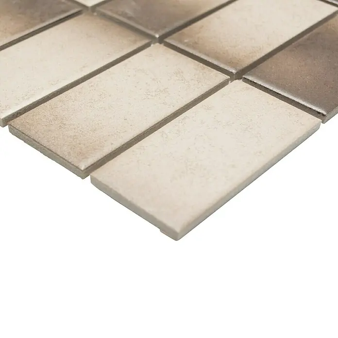 Mosaikfliese Mix CD 294 - 33,6 x 29 cm, Beige/Braun, Matt - Nahaufnahme von rechteckigen, beigen und braunen Mosaikfliesen. Die Oberfläche der Fliesen hat eine leicht strukturierte Textur.