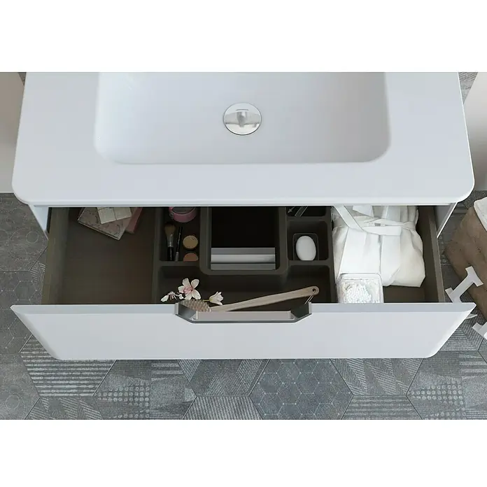 Beauty Einbauwaschbecken - 61 x 46 cm, Weiß - Offener Badezimmerschrank mit Waschbecken, der verschiedene Badutensilien wie Seife, Make-up und Handtücher enthält.