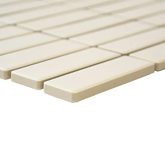 Mosaikfliese Stäbchen Uni CU ST 041 - 29,7 x 29 cm, Beige, Matt - Nahaufnahme der rechteckigen, cremefarbenen Mosaikfliesen, die eine Oberfläche mit einem subtilen und eleganten Muster bilden.