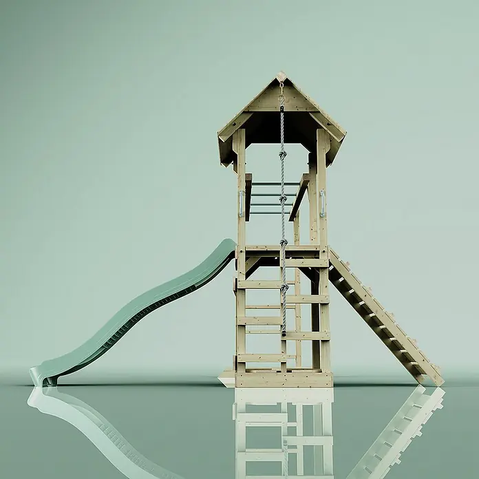 OutdoorToys Kinderspielturm Lund - L x B x H: 358 x 295 x 275 cm, Grün - Eine hölzerne Kinderspielanlage mit Rutsche, Kletterwand und Turm vor einem ruhigen, reflektierenden Hintergrund.