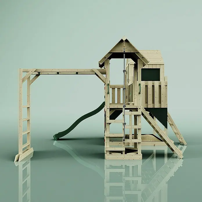 OutdoorToys Kinderspielturm Luna - Holz, Grün - Ein detailreiches Bild eines hölzernen Spielturms mit Rutsche, Klettergerüst und Sandkasten auf reflektierendem Untergrund.