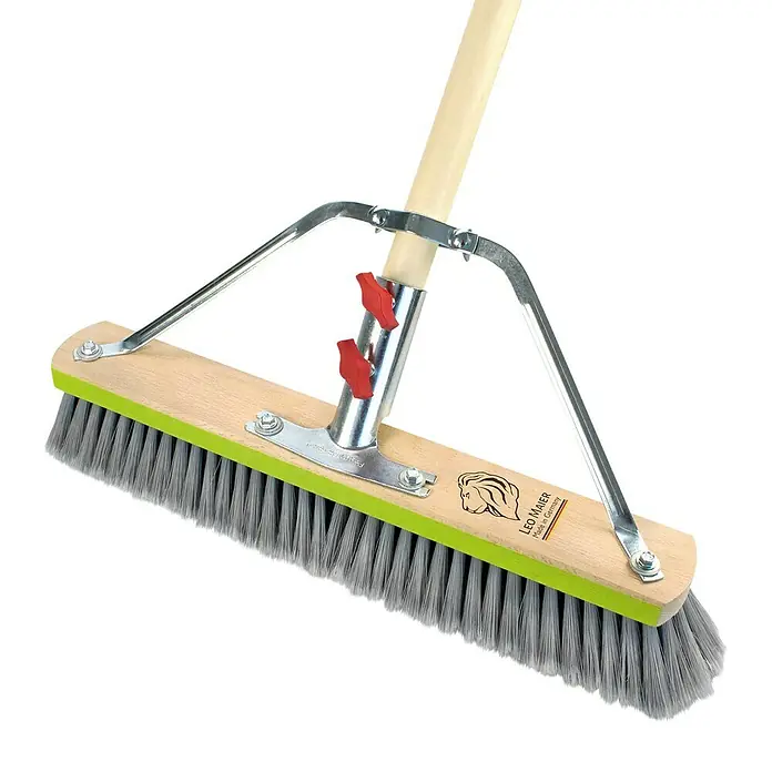 Straßenbesen - Breite Besen: 45 cm, Material Borsten: Polypropylen - Ein breiter Straßenbesen mit Holzstiel und grauen Borsten, ideal für die Reinigung großer Flächen.