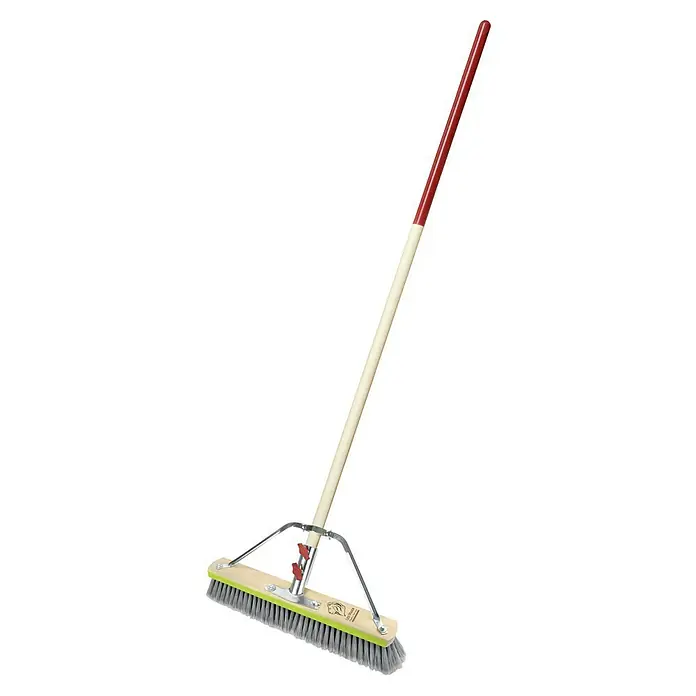 Straßenbesen - Breite Besen: 45 cm, Material Borsten: Polypropylen - Eine Straßenbürste mit grauem Borsten, einem hellen Holzkorpus und einem Holzstiel, der oben rot lackiert ist.