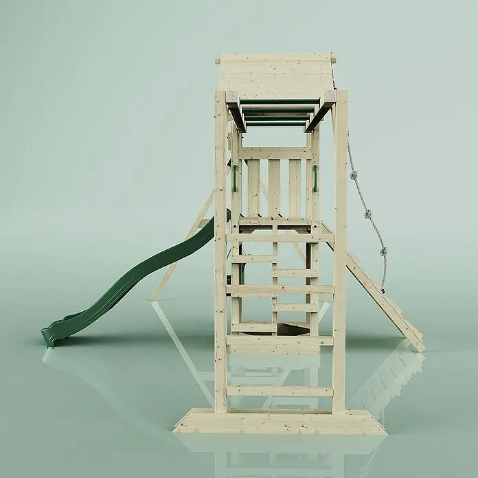 OutdoorToys Kinderspielturm Örebro - L x B x H: 358 x 491 x 275 cm, Grün - Detailaufnahme eines hölzernen Kinderspielturms mit Rutsche, Kletterwand und Strickleiter vor einem hellen Hintergrund. Ideal für den Garten.