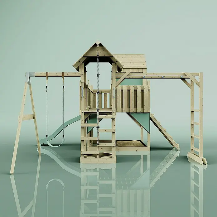 OutdoorToys Kinderspielturm Mille Kinderschaukel; - Holz, Grün - Das Bild zeigt einen hölzernen Kinderspielplatz mit Schaukeln, Rutsche und Klettergerüst vor einem neutralen Hintergrund.