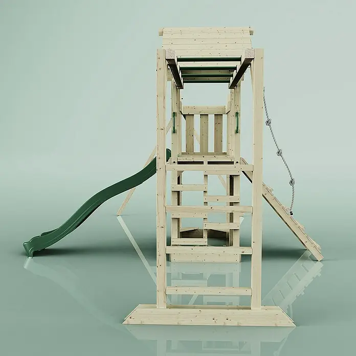 OutdoorToys Kinderspielturm Helsingborg - L x B x H: 358 x 562 x 275 cm, Grün - Frontansicht eines hölzernen Kinderspielturms mit Rutsche, Klettergerüst und Strickleiter auf reflektierendem Untergrund.