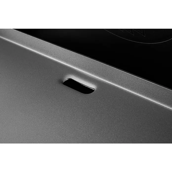 Kingstone Plancha-Grill Pro 4000 - Grillfläche (B x T): 87 x 54 cm, 16 kW, Anzahl Brenner: 4 Stk. - Detailaufnahme einer Griddle-Platte mit einer kleinen Öffnung. Die Platte ist aus robustem, grauem Material gefertigt.